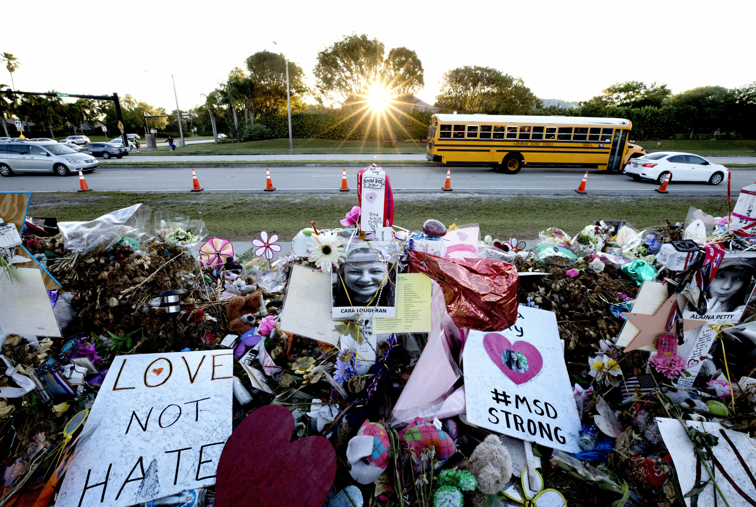 Parkland, Florida, USA 2018. 17 personer, 15 av dem elever, ble drept ved Marjory Stoneman Douglas High School av Nikolas Cruz (19). Han ble arrestert rett etter massakren. Bilder viser blomsterfjellet ved skolen.