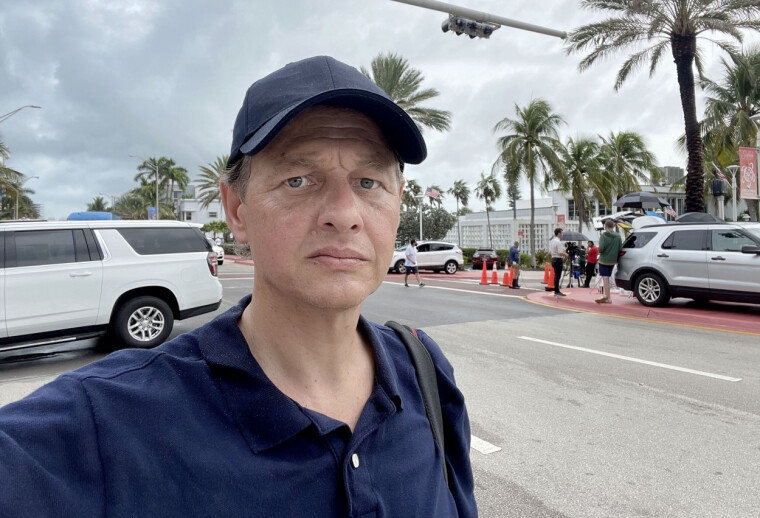 Selv om det er tunge tak å dekke skoleskytinger ser fotojournalist Thomas Nilsson ikke på det som en byrde. Han ønsker å være tilstede og fortelle om det som skjer. Selv om det er tunge tak å dekke skoleskytinger ser fotojournalist Thomas Nilsson ikke på det som en byrde. Han ønsker å være tilstede og fortelle om det som skjer.