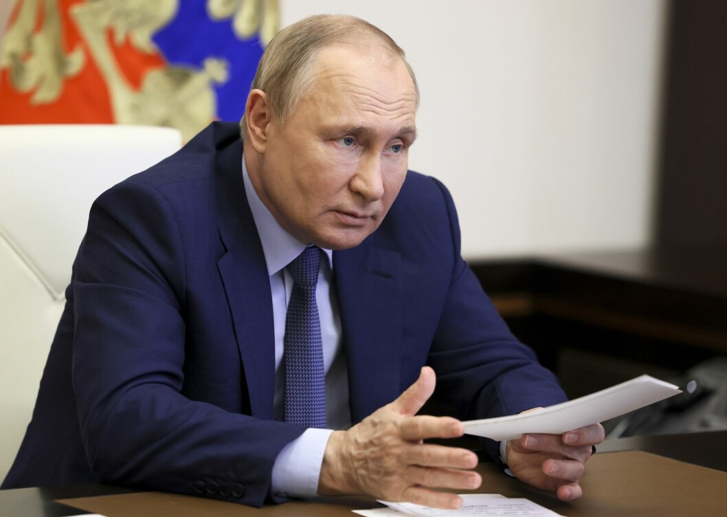 Russlands president Vladimir Putin under et videomøte i sin residens utenfor Moskva tirsdag.