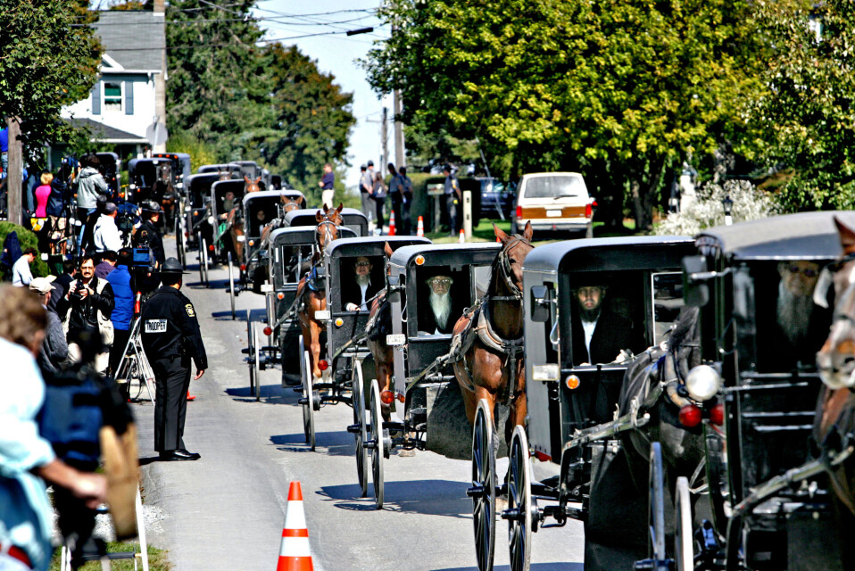 Paradise, Pennsylvania, USA 2005. Fem jenter ble drept og fem ble skadet av Charles Roberts i en liten skole i Amish Country. Roberts tok senere sitt eget liv. Med hest og kjerre kjørte 300 amish-medlemmer fra begravelsesseremonien til syv år gamle Naomi Rose Ebbersole hjemme hos familien, forbi huset til drapsmannen, til den enkle jordfestelsen. Paradise, Pennsylvania, USA 2005. Fem jenter ble drept og fem ble skadet av Charles Roberts i en liten skole i Amish Country. Roberts tok senere sitt eget liv. Med hest og kjerre kjørte 300 amish-medlemmer fra begravelsesseremonien til syv år gamle Naomi Rose Ebbersole hjemme hos familien, forbi huset til drapsmannen, til den enkle jordfestelsen.