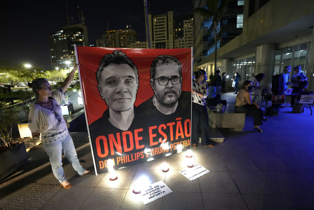 Ansatte i den brasilianske urfolksetaten Funai viser fram en stor plakat med bilde av den britiske journalisten Dom Phillips (venstre) og urfolkseksperten Bruno Araújo Pereira på en markering i Brasilia. Ansatte i den brasilianske urfolksetaten Funai viser fram en stor plakat med bilde av den britiske journalisten Dom Phillips (venstre) og urfolkseksperten Bruno Araújo Pereira på en markering i Brasilia.