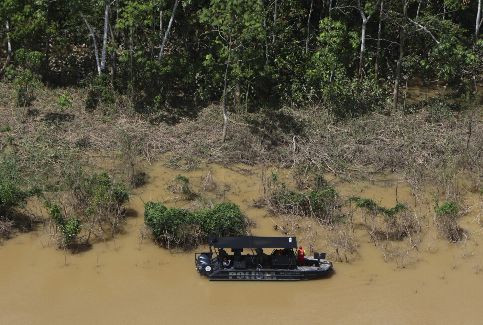 Brasiliansk politi leter etter spor etter en savnet britisk journalist og en savnet brasiliansk urfolksekspert langs bredden av Itaqui-elva i Amazonas.
