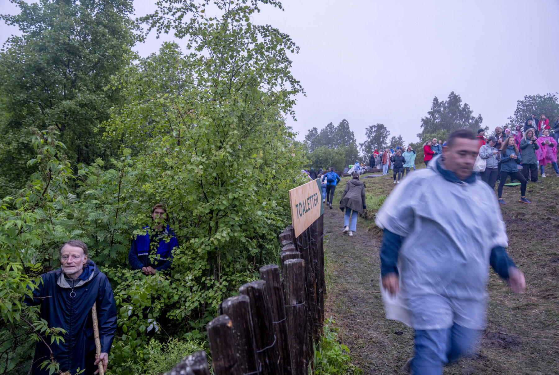 A-ha konserten på festivalen Over Oslo på Grefsenkollen lørdag kveld var utsolgt. Tom Dihle (t.v.) og Johannes Munkeløkka hadde ikke kjøpt billett, men fikk med seg konserten gjemt i buskene A-ha konserten på festivalen Over Oslo på Grefsenkollen lørdag kveld var utsolgt. Tom Dihle (t.v.) og Johannes Munkeløkka hadde ikke kjøpt billett, men fikk med seg konserten gjemt i buskene