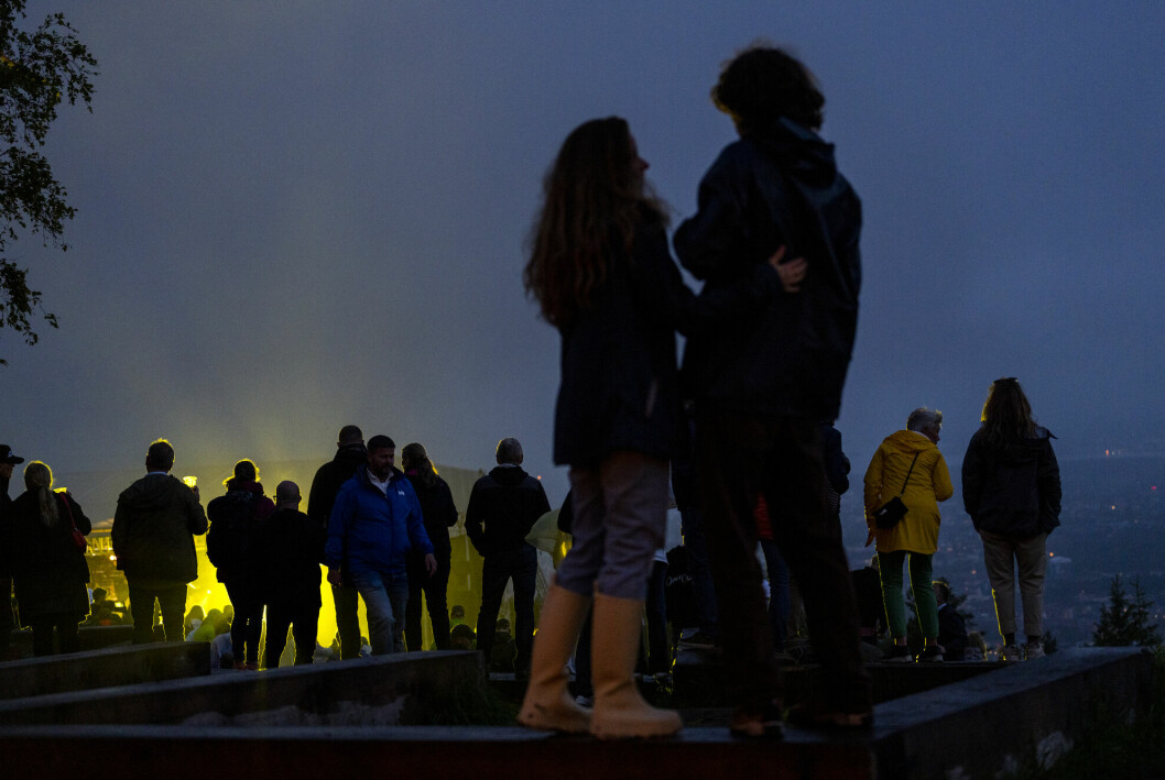 A-ha står på scenen, i bakgrunnen skimtes Oslo.