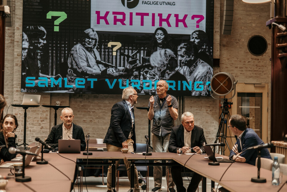 Norsk Redaktørforenings rundebordsdiskusjon (rundt et firkantet bord) om PFU-endringer tidligere i år. Middelaldrende spaltist fra Journalisten til venstre.