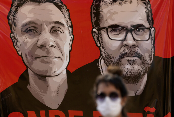 Plakaten viser bilder av Dom Phillips (t.v.) og Bruno Araújo Pereira. Foto: Eraldo Peres / AP / NTB Plakaten viser bilder av Dom Phillips (t.v.) og Bruno Araújo Pereira. Foto: Eraldo Peres / AP / NTB