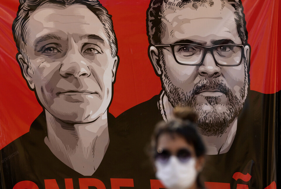 Plakaten viser bilder av Dom Phillips (t.v.) og Bruno Araújo Pereira. Foto: Eraldo Peres / AP / NTB Plakaten viser bilder av Dom Phillips (t.v.) og Bruno Araújo Pereira. Foto: Eraldo Peres / AP / NTB