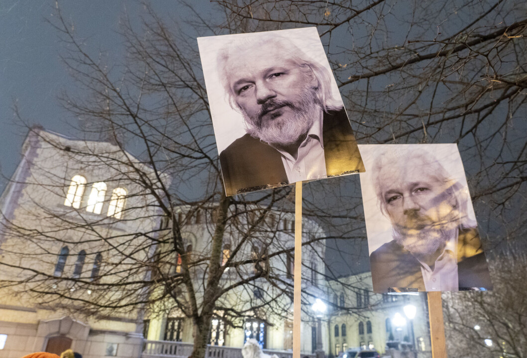 Etter at saken hans har rullert i det britiske rettsvesenet i over et tiår, besluttet regjeringen fredag at han skal utleveres til USA. Det er ventet at Assange anker avgjørelsen. Etter at saken hans har rullert i det britiske rettsvesenet i over et tiår, besluttet regjeringen fredag at han skal utleveres til USA. Det er ventet at Assange anker avgjørelsen.