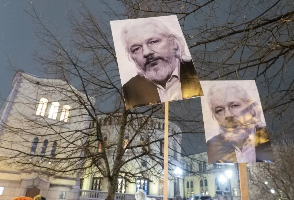 Etter at saken hans har rullert i det britiske rettsvesenet i over et tiår, besluttet regjeringen fredag at han skal utleveres til USA. Det er ventet at Assange anker avgjørelsen.