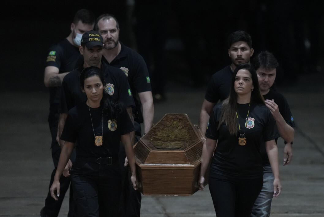 Medlemmer av det føderale brasilianske politiet bærer en kiste med en av de to som er funnet døde i et avsidesliggende område i Amazonas. Medlemmer av det føderale brasilianske politiet bærer en kiste med en av de to som er funnet døde i et avsidesliggende område i Amazonas.