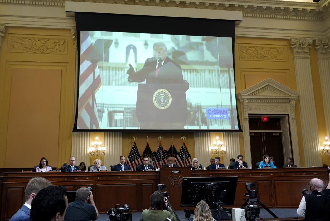 Komiteen som gransker kongresstormingen, hadde lastet opp en video til Youtube og som nettstedet nå har fjernet, begrunnet med at den inneholdt falske påstander fra tidligere president Donald Trump. Komiteen som gransker kongresstormingen, hadde lastet opp en video til Youtube og som nettstedet nå har fjernet, begrunnet med at den inneholdt falske påstander fra tidligere president Donald Trump.
