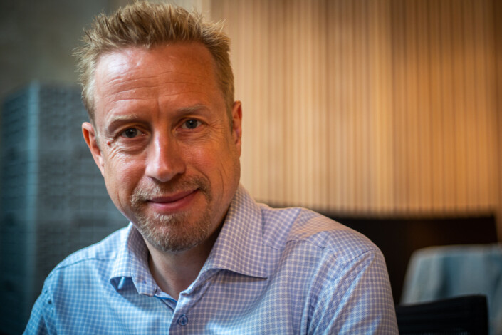 Faktisk-redaktør Kristoffer Egeberg tror det blir veldig spennende å videreføre kompetansen fra verifiseringen av krigsmateriale til andre stoffområder. Faktisk-redaktør Kristoffer Egeberg tror det blir veldig spennende å videreføre kompetansen fra verifiseringen av krigsmateriale til andre stoffområder.