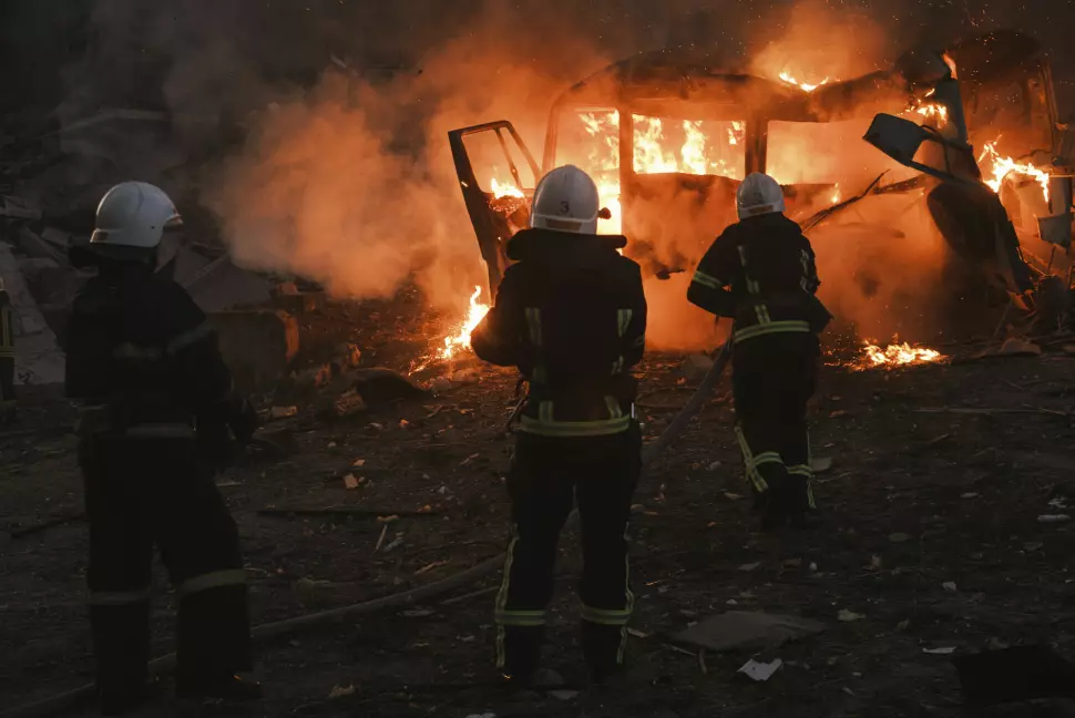 Krigen i Ukraina kan bli langvarig, tror NRKs utenrikssjef. Her kjemper brannvesenet mot flammene etter russisk bombing i Mykolaiv i helga.