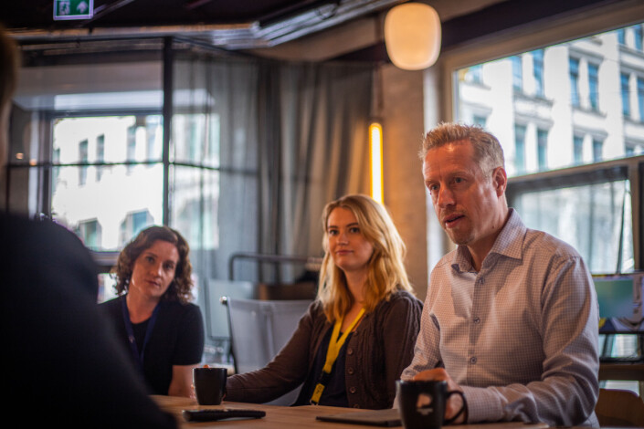 Silje Førsund fra Dagbladet, Ingunn Havnelid Røyrvik fra NRK og Faktisk-redaktør Kristoffer Egeberg diskuterer dagens plan på morgenmøtet i redaksjonen.