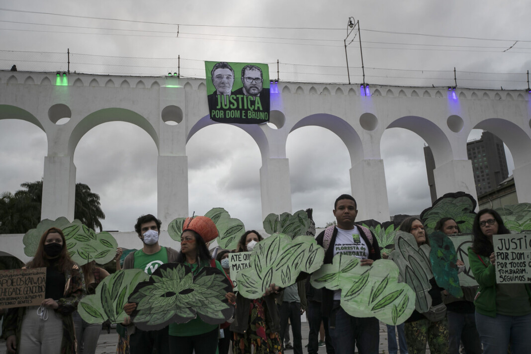 Aktivister krevde rettferdighet for den drepte britiske journalistene Dom Phillips under en protest i Rio de Janeiro søndag 26. juni. Aktivister krevde rettferdighet for den drepte britiske journalistene Dom Phillips under en protest i Rio de Janeiro søndag 26. juni.