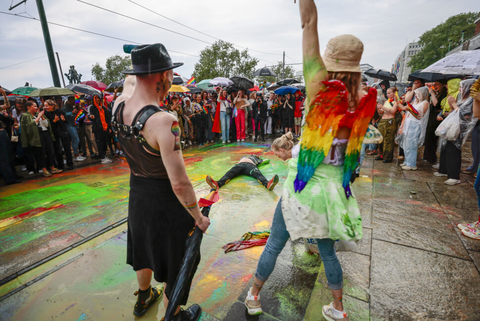 Årets Pride-parade i Oslo ble avlyst. Mandag samlet folk seg til minnemarkering på Rådhusplassen etter terrorangrepet i Oslo natt til lørdag. Årets Pride-parade i Oslo ble avlyst. Mandag samlet folk seg til minnemarkering på Rådhusplassen etter terrorangrepet i Oslo natt til lørdag.