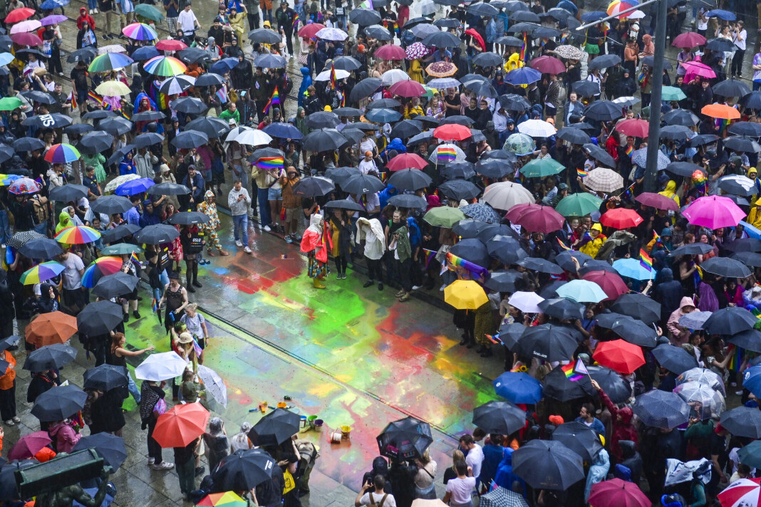 Minnemarkering på Rådhusplassen etter terrorangrepet i Oslo natt til lørdag. På grunn av en uavklart trusselsituasjon gikk politiet tidligere på dagen ut med en anbefaling om at Pride-arrangement i Oslo avlyses. Minnemarkering på Rådhusplassen etter terrorangrepet i Oslo natt til lørdag. På grunn av en uavklart trusselsituasjon gikk politiet tidligere på dagen ut med en anbefaling om at Pride-arrangement i Oslo avlyses.