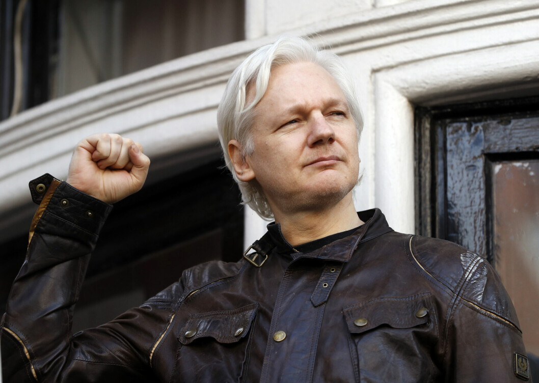 Julian Assange hilser på sine støttespillere utenfor Ecuadors ambassade i London i 2017. Fredag ble det klart at Assange anker den britiske regjeringens avgjørelse om å utlevere ham til USA, der han risikerer flere år i fengsel.