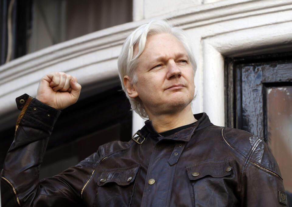 Julian Assange hilser på sine støttespillere utenfor Ecuadors ambassade i London i 2017. Fredag ble det klart at Assange anker den britiske regjeringens avgjørelse om å utlevere ham til USA, der han risikerer flere år i fengsel. Julian Assange hilser på sine støttespillere utenfor Ecuadors ambassade i London i 2017. Fredag ble det klart at Assange anker den britiske regjeringens avgjørelse om å utlevere ham til USA, der han risikerer flere år i fengsel.