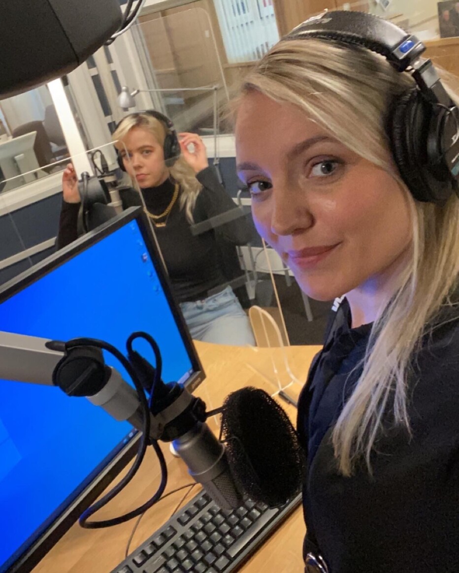 Brembo med NRK-kollega Lydia Gieselmann i podkast-studio. Brembo med NRK-kollega Lydia Gieselmann i podkast-studio.