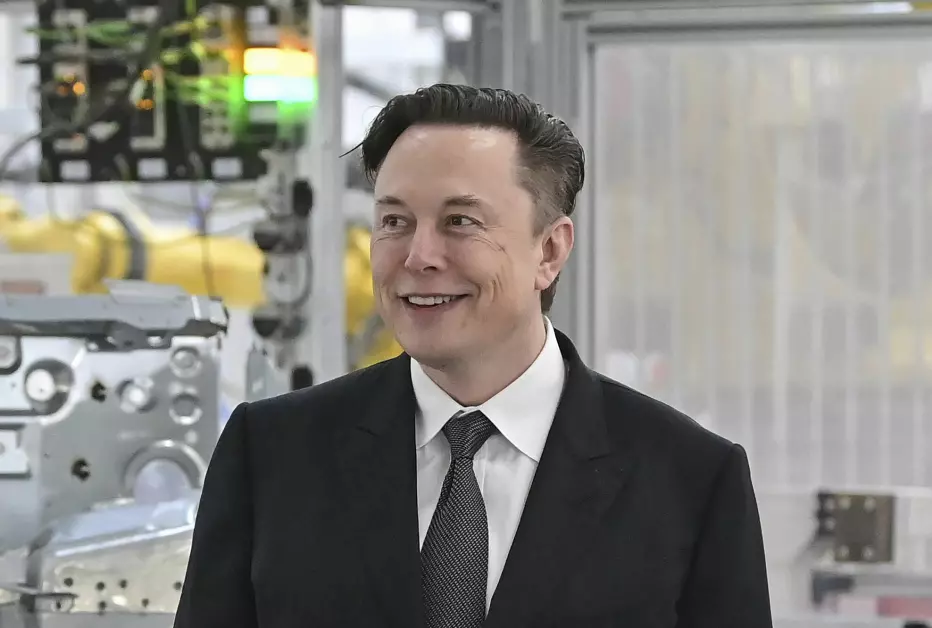 Elon Musk må i retten etter at han varslet at han trekker seg fra avtalen om kjøp av meldingstjenesten Twitter. Her fotografert under åpning av den nye Tesla-fabrikken utenfor Berlin.