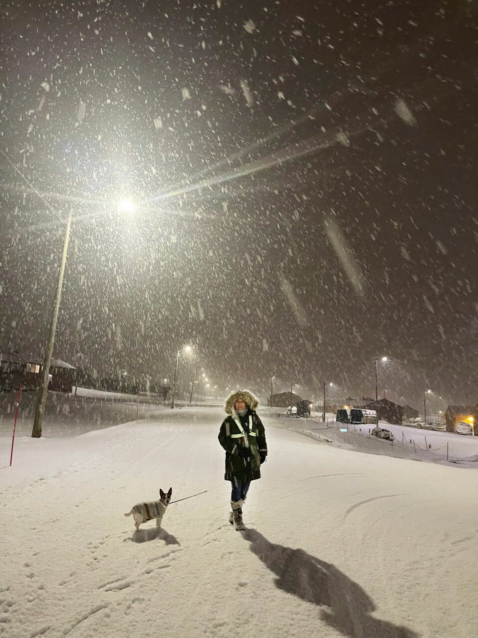 Felicia Øystå på tur med hunden i Longyearbyen.