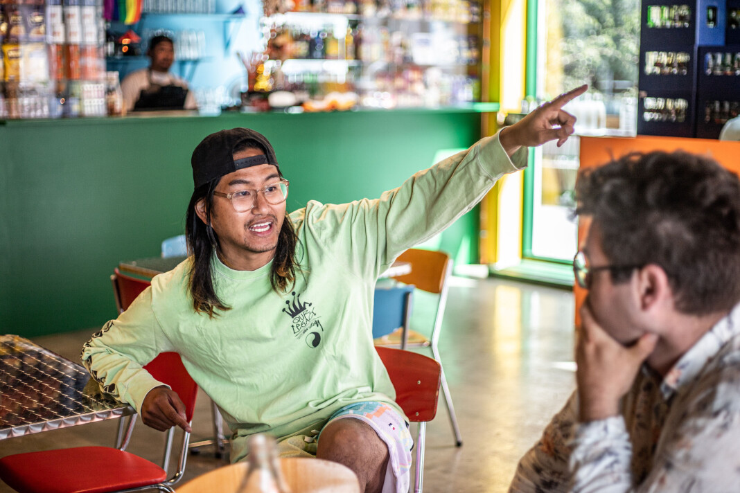 Restauranteieren Michael Ray Vera Cruz Angeles, bedre kjent som Mike, er begeistret over å se Mathias Steinbru i lokalet. Restauranteieren Michael Ray Vera Cruz Angeles, bedre kjent som Mike, er begeistret over å se Mathias Steinbru i lokalet.