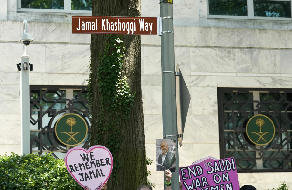 Gaten utenfor Saudi-Arabias ambassade i Washington heter nå Jamal Khashoggi Way. President Joe Biden sier han tok opp drapet med Saudi-Arabias kronprins under et møte i Jeddah fredag.