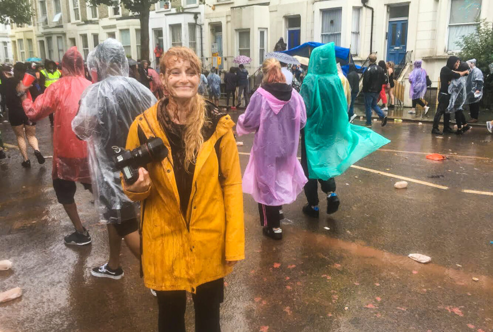 Aftenposten-fotograf Monica Strømdahl under dekningen av Notting Hill Carnival i 2018: – Det pøsregnet vann og sjokolademelk, og kamera sluttet å virke. Men stemningen var på topp, sier hun.