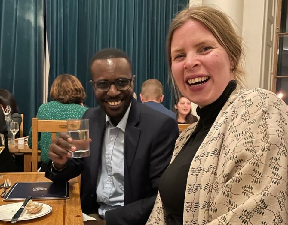Forskningsjournalist i Morgenbladet, Hanne Østli Jakobsen, sammen med med-stipendiat og journalist Maurice Oniang’o fra Kenya på universitetet i Oxford. Forskningsjournalist i Morgenbladet, Hanne Østli Jakobsen, sammen med med-stipendiat og journalist Maurice Oniang’o fra Kenya på universitetet i Oxford.