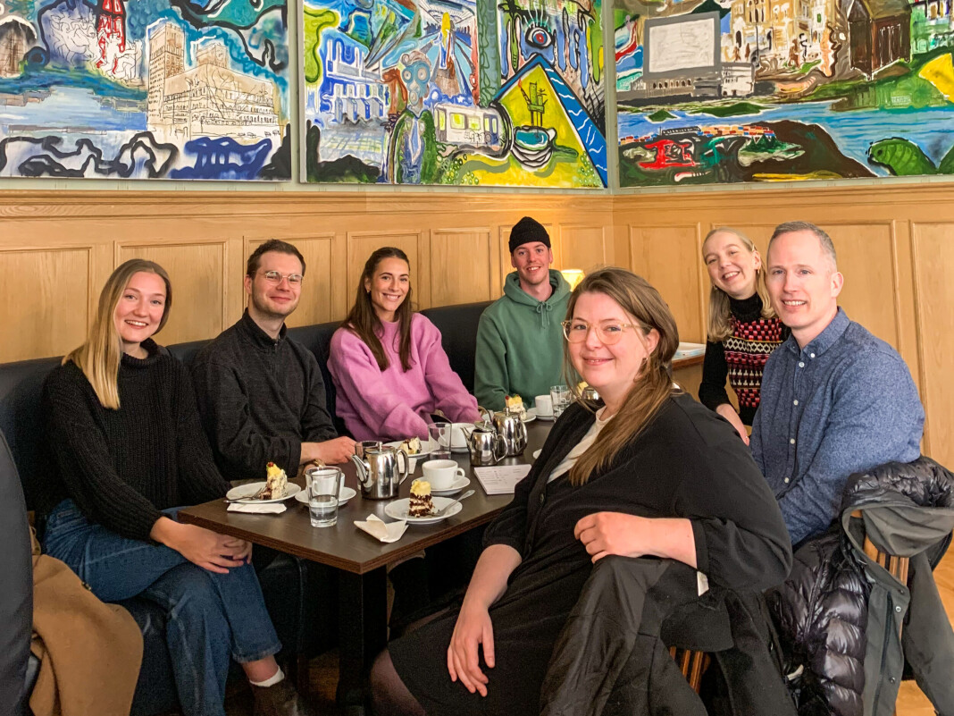 Psykologisk.no-redaksjonen: Fra venstre journalist og bokansvarlig Jenny Baksaas, redaksjonssjef Jonas Sundquist, markedskoordinator Julie Blystad, desksjef Anders Zerener, journalist og debattansvarlig Andrea Sørøy, journalist og arbeidslivsansvarlig Synnøve Fonneland og ansvarlig redaktør Pål Johan Karlsen. Psykologisk.no-redaksjonen: Fra venstre journalist og bokansvarlig Jenny Baksaas, redaksjonssjef Jonas Sundquist, markedskoordinator Julie Blystad, desksjef Anders Zerener, journalist og debattansvarlig Andrea Sørøy, journalist og arbeidslivsansvarlig Synnøve Fonneland og ansvarlig redaktør Pål Johan Karlsen.