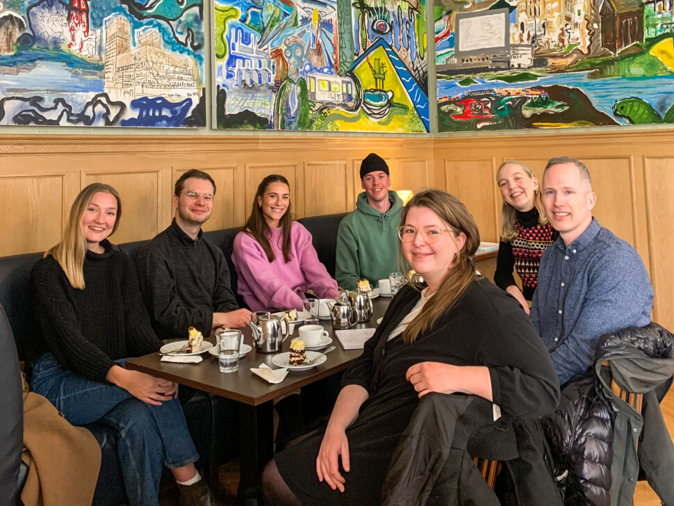 Psykologisk.no-redaksjonen: Fra venstre journalist og bokansvarlig Jenny Baksaas, redaksjonssjef Jonas Sundquist, markedskoordinator Julie Blystad, desksjef Anders Zerener, journalist og debattansvarlig Andrea Sørøy, journalist og arbeidslivsansvarlig Synnøve Fonneland og ansvarlig redaktør Pål Johan Karlsen. Psykologisk.no-redaksjonen: Fra venstre journalist og bokansvarlig Jenny Baksaas, redaksjonssjef Jonas Sundquist, markedskoordinator Julie Blystad, desksjef Anders Zerener, journalist og debattansvarlig Andrea Sørøy, journalist og arbeidslivsansvarlig Synnøve Fonneland og ansvarlig redaktør Pål Johan Karlsen.