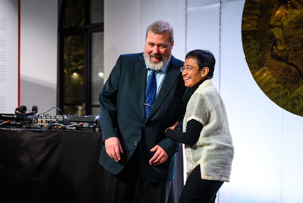 Maria Ressa og Dmitrij Muratov på scenen under utdelingen av Nobels fredspris i 2021. Maria Ressa og Dmitrij Muratov på scenen under utdelingen av Nobels fredspris i 2021.