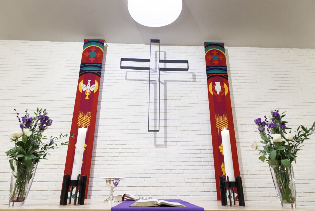Alteret i Byåsen kirke i Trondheim, som en er av kirkene som skal ha TV-overførte gudstjenester fra høsten av. Alteret i Byåsen kirke i Trondheim, som en er av kirkene som skal ha TV-overførte gudstjenester fra høsten av.