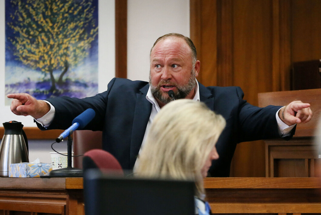 Den amerikanske konspirasjonsteoretikeren Alex Jones sier at han angrer på påstandene om at Sandy Hook-skolemassakren i 2012 var en bløff iscenesatt av skuespillere. 20 førsteklassinger og seks lærere ble drept i massakren. Den amerikanske konspirasjonsteoretikeren Alex Jones sier at han angrer på påstandene om at Sandy Hook-skolemassakren i 2012 var en bløff iscenesatt av skuespillere. 20 førsteklassinger og seks lærere ble drept i massakren.