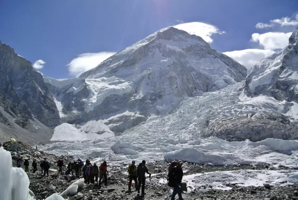 Illustrasjonsbilde: Fjellklatrere i Himalaya, på vei ned fra Mount Everest.