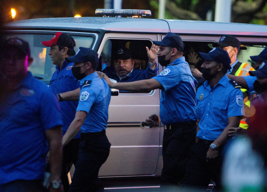 President Daniel Ortega vinker til sine supportere. President Daniel Ortega vinker til sine supportere.