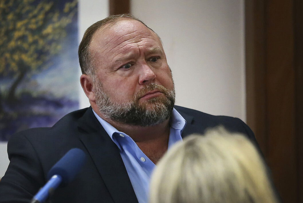 InfoWars-profilen Alex Jones er dømt til å betale over 4 millioner dollar i oppreisning til foreldrene til en gutt som ble drept i en skolemassakre i 2012. InfoWars-profilen Alex Jones er dømt til å betale over 4 millioner dollar i oppreisning til foreldrene til en gutt som ble drept i en skolemassakre i 2012.