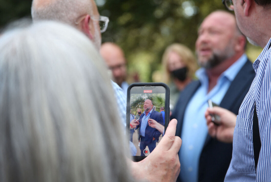Alex Jones er dømt til å betale til sammen 49,3 millioner dollar i erstatning til foreldrene til en gutt som ble drept i en skolemassakre i 2012. Alex Jones er dømt til å betale til sammen 49,3 millioner dollar i erstatning til foreldrene til en gutt som ble drept i en skolemassakre i 2012.