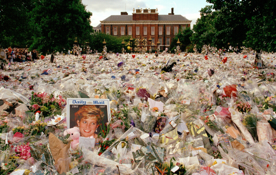 Blomster fra de sørgende utenfor Kensington Palace dagene etter prinsesse Dianas begravelse i september 1997.