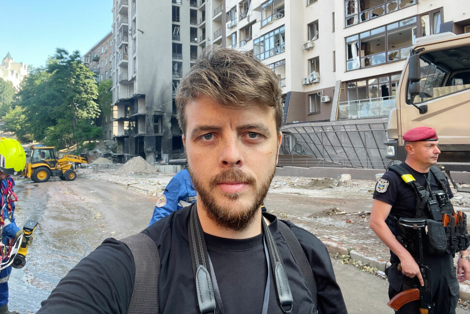 VG-journalist og fotograf Kyrre Lien på sin siste reise til Ukraina. Her foran en boligblokk i Kyiv som ble truffet av en russisk missil 26. juni.