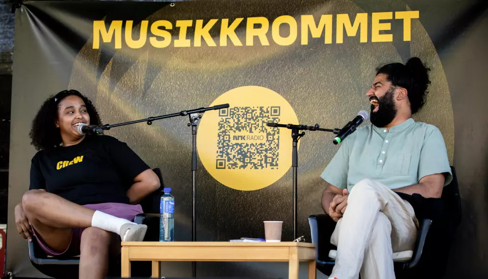 Artisten Musti blir intervjuet av Sandeep Singh under Øyafestivalen.