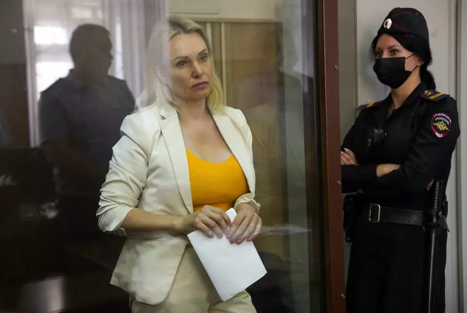 Marina Ovsjannikova ble torsdag fremstilt for en domstol i Moskva, som påla henne husarrest i to måneder. Den profilerte journalisten og redaktøren ble pågrepet dagen før.