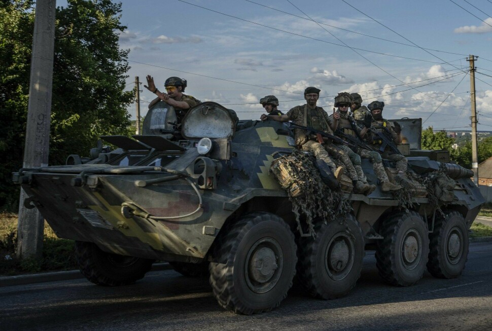 Ukrainske soldater kjører et pansret kjøretøy i Donetsk. I propagandakampen om krigen i Ukraina er det så langt funnet lite desinformasjon fra ukrainsk side, og mye fra russisk side, ifølge en ny rapport.