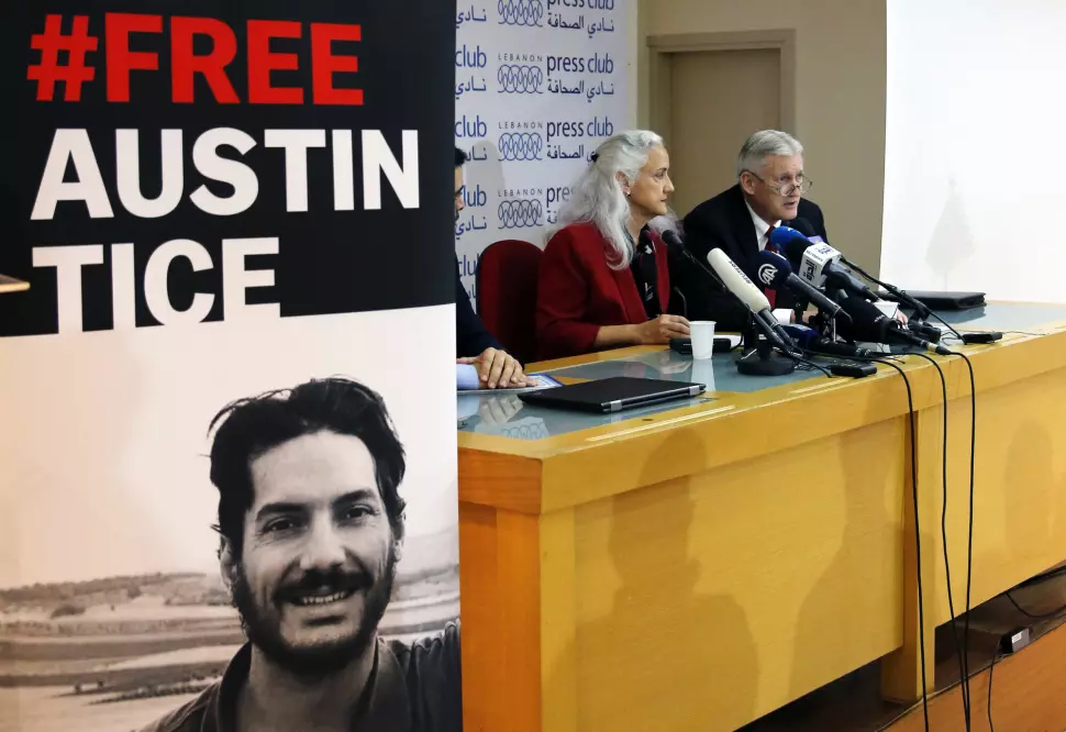 Austin Tices forelde, Marc og Debra Tice, på en pressekonferanse i 2018. Tice har vært savnet i ti år.