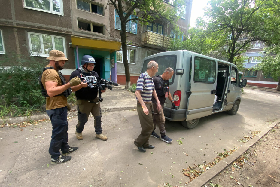 TV 2-teamet sammen med den frivillige organisasjonen Vostok SOS, som bistår i evakueringen av lokalbefolkningen i blant annet Kramatorsk.