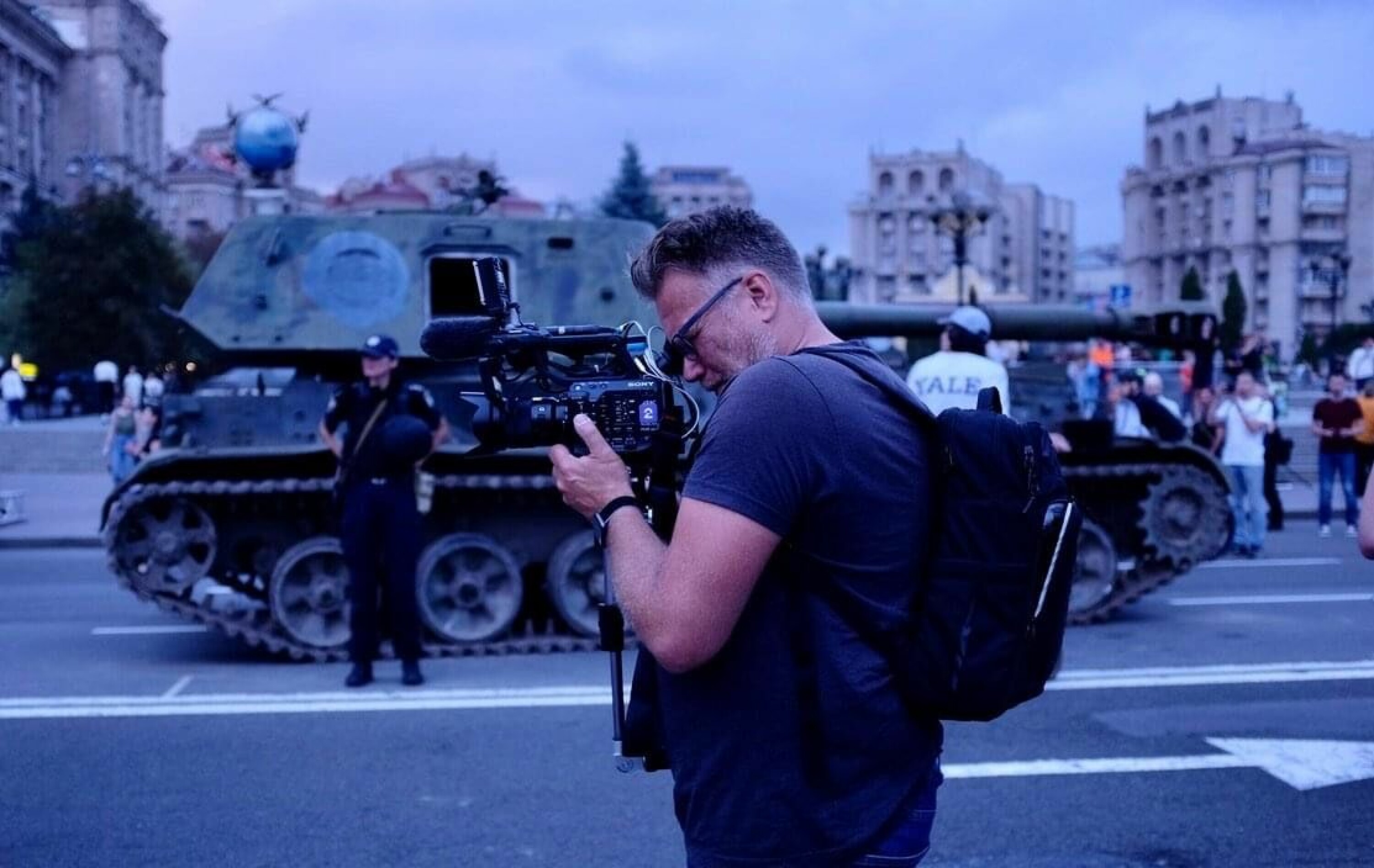 Etter sin tredje reise gjennom Ukraina siden krigens utbrudd, kan TV 2-fotograf Aage Aune fortelle at arbeidshverdagen i landet har endret seg. Her fra Majdan-plassen i Kyiv.