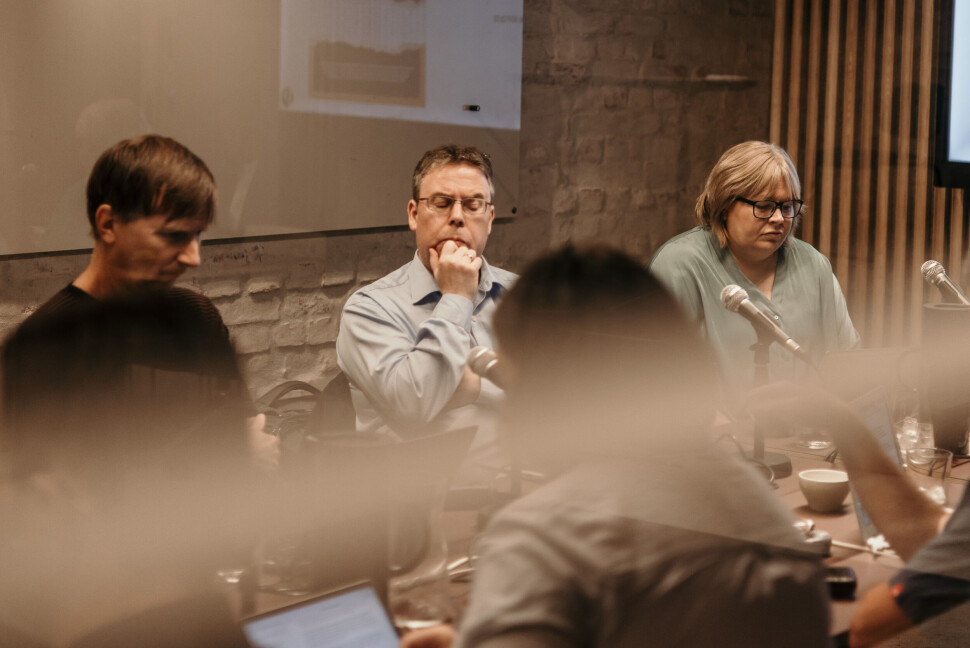 Under dagens møte landet PFU på fellelse for Romerikes Blad. Her ved utvalgsmedlem Øyvind Kvalnes (t.v.), Frode Hansen og generalsekretær i Norsk Presseforbund, Elin Floberghagen. Under dagens møte landet PFU på fellelse for Romerikes Blad. Her ved utvalgsmedlem Øyvind Kvalnes (t.v.), Frode Hansen og generalsekretær i Norsk Presseforbund, Elin Floberghagen.