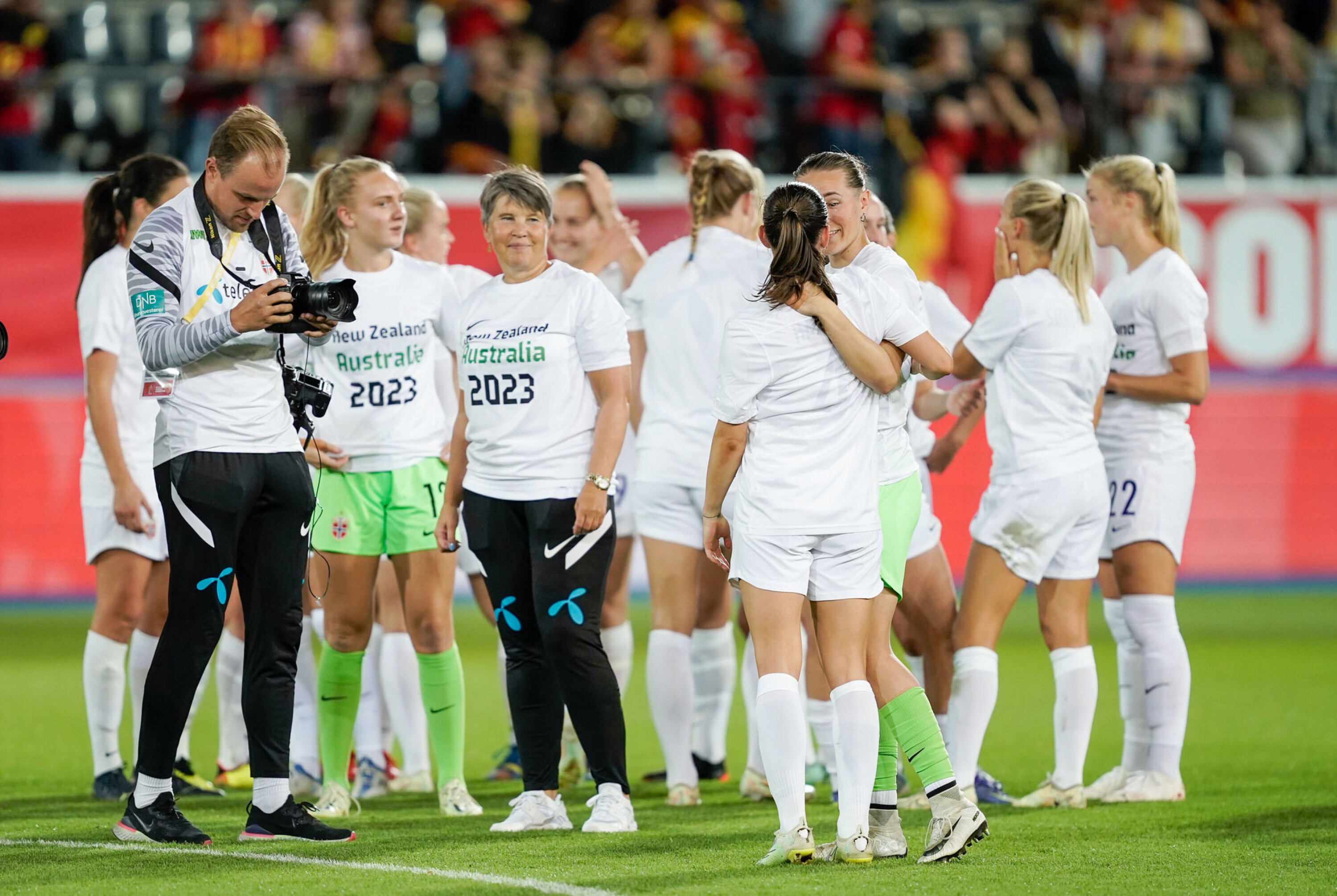 Bildbyråns fotograf Vegard Grøtt på banen etter fotballandskamp mellom Norge og Belgia 2. september. Bildbyråns fotograf Vegard Grøtt på banen etter fotballandskamp mellom Norge og Belgia 2. september.
