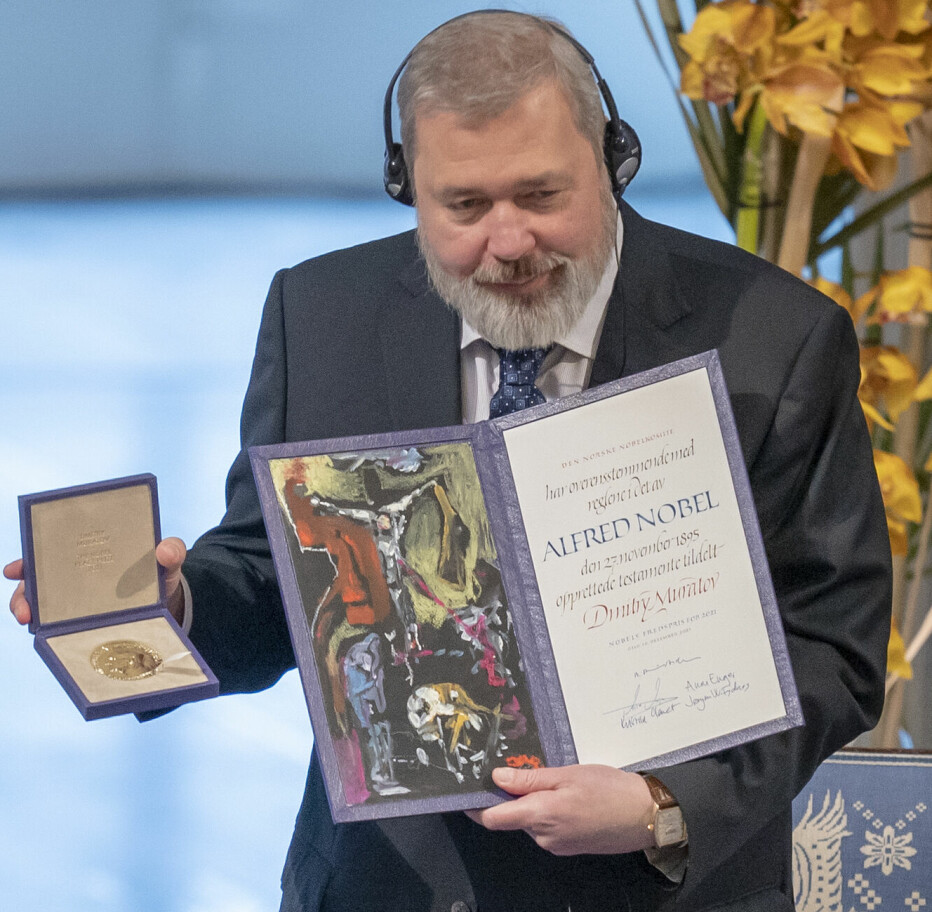 Dmitrij Muratov viser fram gullmedaljen og diplomet under utdelingen av Nobels fredspris i fjor